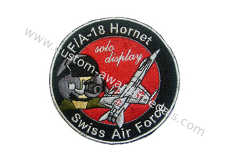 革、フェルト、ジーンの裏側の鉄の接着剤が付いているスイスの空軍刺繍パッチ