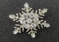 カスタマイズされた亜鉛合金はPinの明確な石造りの金属のバッジ ダイ カストの雪の花のブローチ