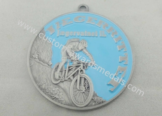 旧式な銀製のめっきと押されるバイクのスポーツのエナメル メダル黄銅