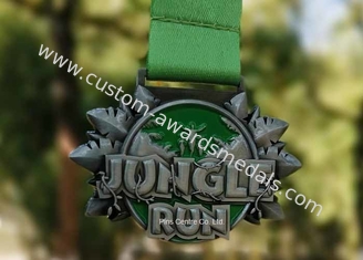 真鍮のジャングルの操業賞メダルを押す祝祭のダイス