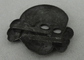 旧式な銀製のめっきの頭骨の記念品はブローチ Pin と押される黄銅に記章を付けます
